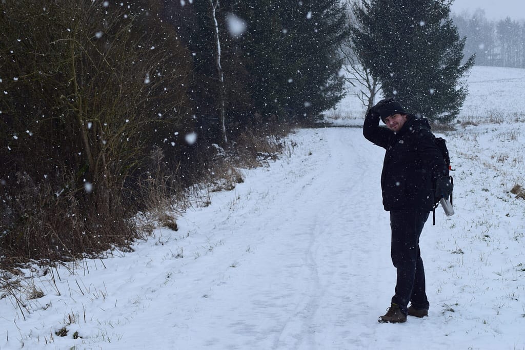 Det begyndte at sne, da vi kom under broen til Hillerødvej. Udflugt til Pøleåen ved Solbjerg Engsø. Hyggetur. Ildfugl.com