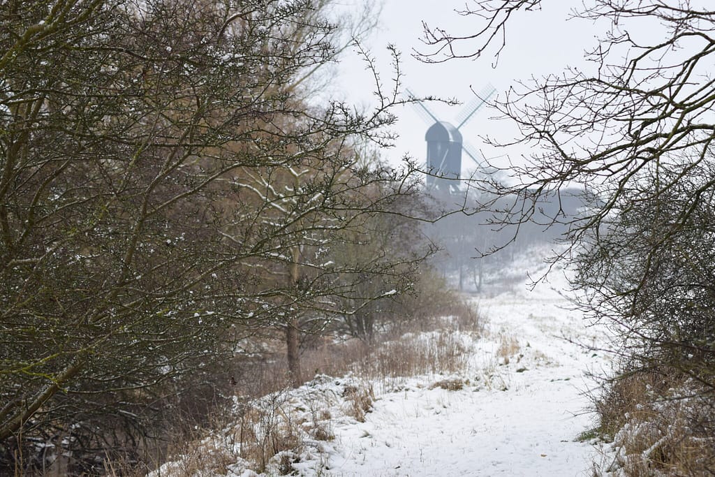 Vi gik til vi kunne se Pibe Mølle. Her stoppede vi og spiste de hjemmebragte Pizzasnegle. Udflugt til Pøleåen ved Solbjerg Engsø. Hyggetur. Ildfugl.com