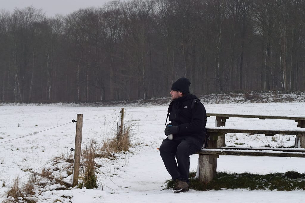 Vi nyder udsigten over Solbjerg Engsø med Dyrehaven i ryggen. Udflugt til Pøleåen ved Solbjerg Engsø. Hyggetur. Ildfugl.com