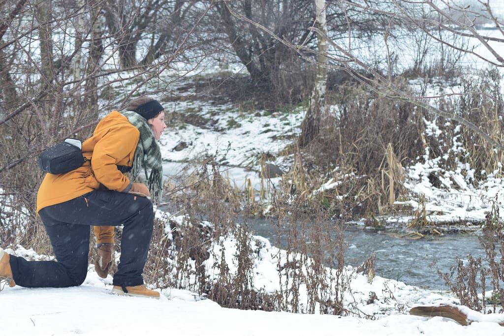 I håbet om at se en Vandstær (Cinclus cinclus), må man lidt på lur og sno synet rundt om krat. Udflugt til Pøleåen ved Solbjerg Engsø. Hyggetur. Ildfugl.com