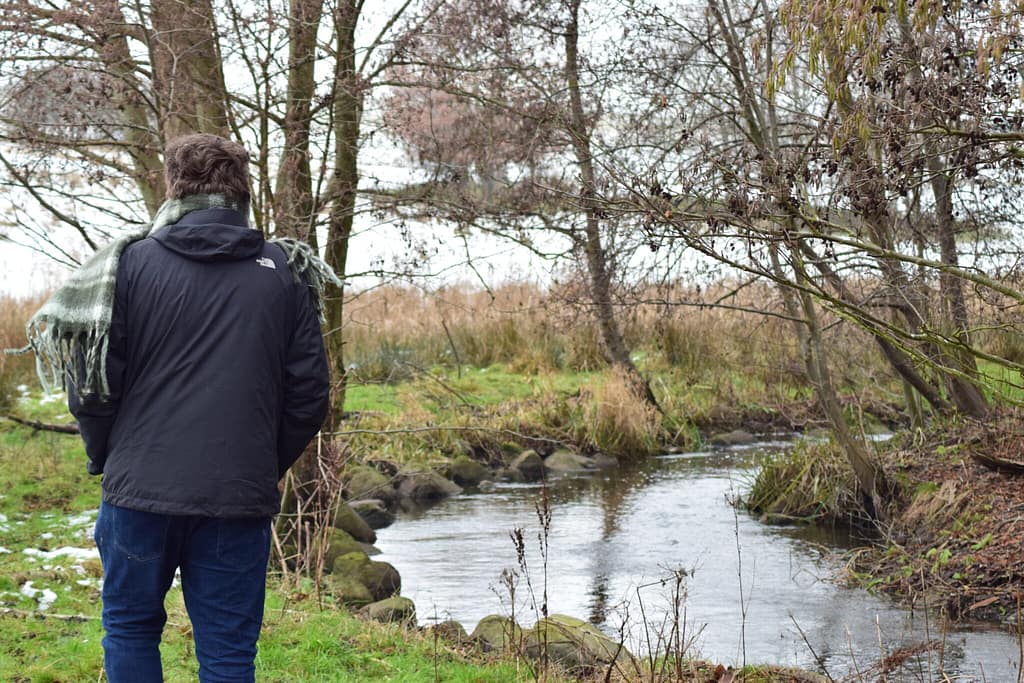 Jesper og jeg kom ind i indhegningen på vestsiden af Måløv Rensningsanlæg. Her fortsatte Værebro å med at bugte sig, men nu var det bare meget smukkere! Her var i øvrigt ingen kreaturer, de var taget ind for vinteren. Vi gik ned langs for at se, om vi kunne finde flere Vandstær (Cinclus cinclus) og måske en Bjergvipstjert (Motacilla cinerea). Blog, Oplevelser/ Udflugter/ Felttur, Hyggetur, Ildfugl.com