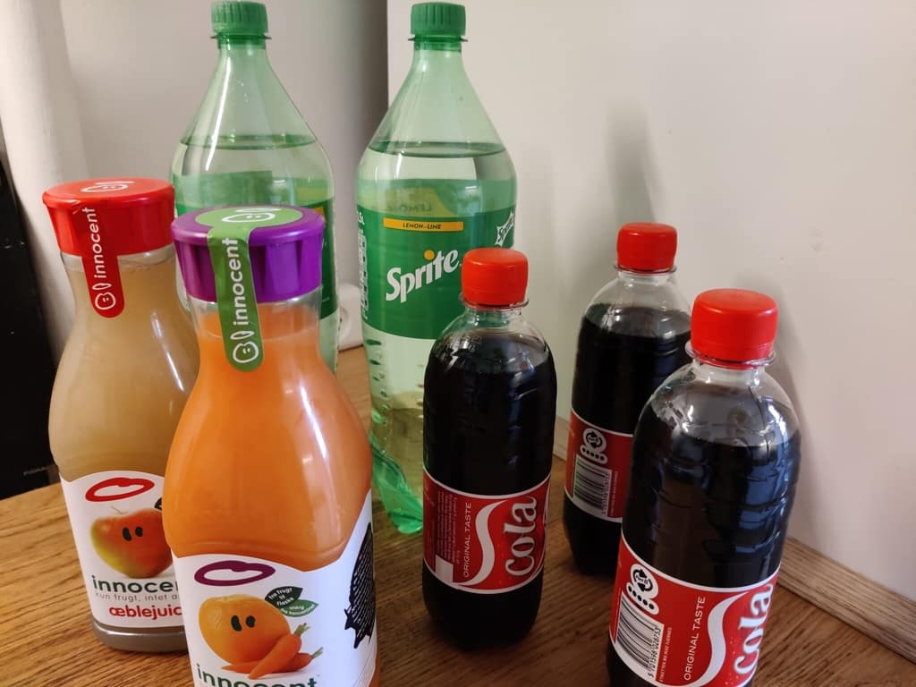 Nedsæt plastforbrugt ved kun at købe 2 liters sodavand, lav saft selv og drik kun vand fra hannen. 10 tips til at leve bæredygtigt og spare på jordens ressourcer. Hverdagsaktivisme. Ildfugl.com