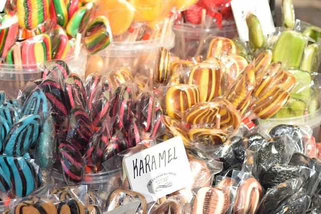 Slikpinde til salg på Storegade i Stege (Møn). På Æblernes dag den 20 oktober 2018, det var smadder hyggeligt.