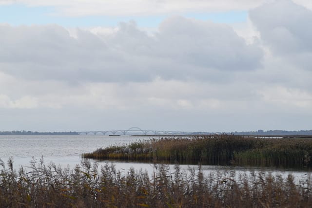 Smuk udsigt over sundet med Mønbroen i baggrunden. Oplev Møn.