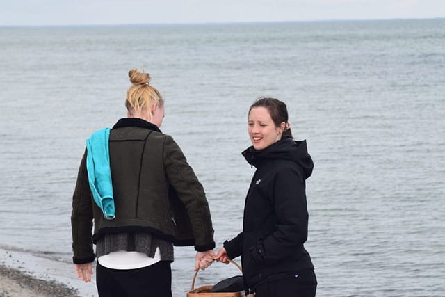 Min søster og jeg snakker om hvad vi skal samle på stranden. Ulvshale Nordstrand, Oplev spændende Møn.