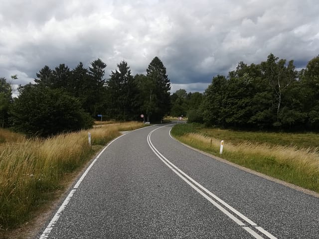 Der hvor Ganløsevej bliver til Lyngevej, bliver man af vejen ført forbi et blåt vejskilt "Småsøerne" står der, og det føre ind i tunneldalen - på vejen til Buresø.