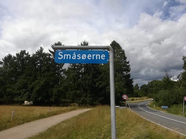 Småsøerne. Her kan man se skiltet der markere vejen mod småsøerne og tunneldalen hvor man skal gå ned.