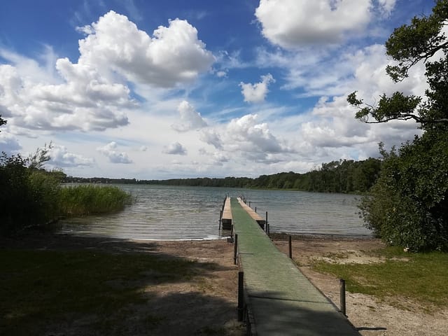 Øvre Mølleådals smukke natur. Naturoplevelser. Her ved Buresøen er anlagt badebro, udlagt sand og sat grill og borde op. Så der er rig mulighed for en god udflugt, og et godt hvil efter turen går tilbage igen mod Bastruptårnet.