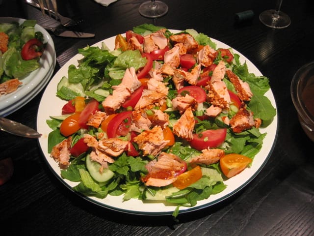 Atlantisk Laks (Salmo salar) er lækkert at spise. Her er lavet en lækker salat med ovnbagt laks som topping. Drop Laks - Værd god mod havet og din krop - Hverdagsaktivisme - Blog - Ildfugl.com
