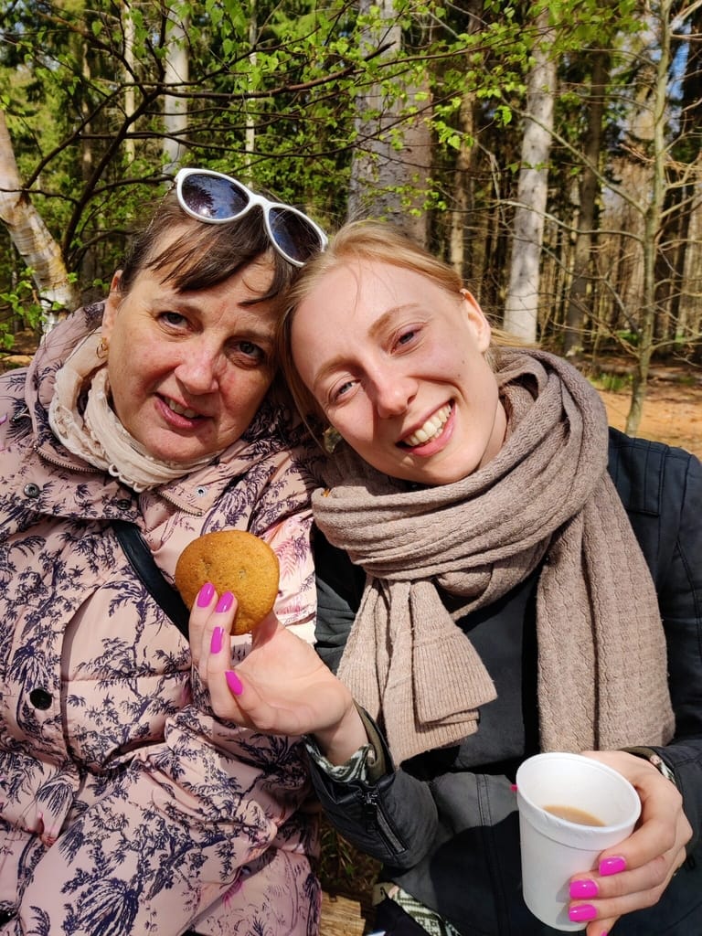 Min mor og søster i det dejlige solskin i Hareskoven 2 maj 2021. Her fik bl.a. mine hjemmebagte cookie-sandwich. Blog. Udflugtsmad. Ildfugl.com