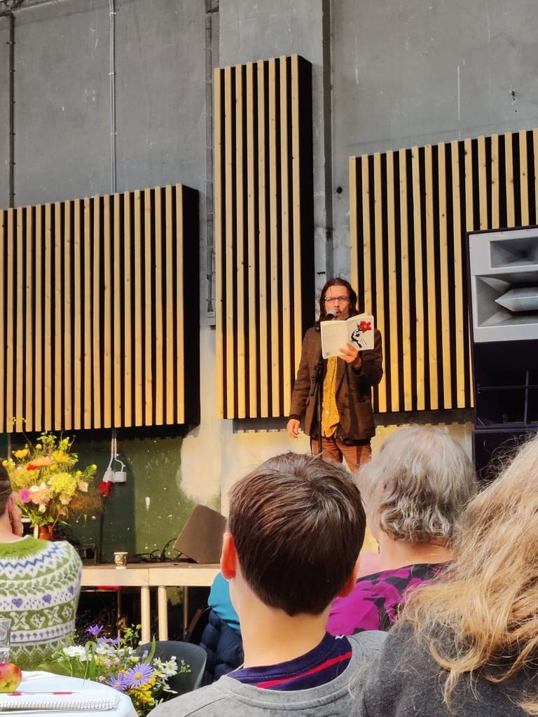Biodiversitetskonference for København 2050 plan. Claus Ankersen læser sit digt om skarptandet system- og kapitalisme op. Billede taget af Zelina Elex Petersen 21 september 2021.