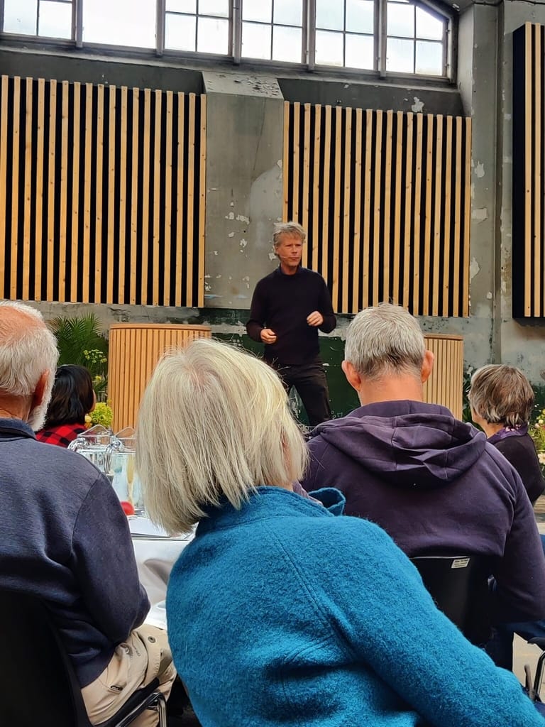 Biodiversitetskonference for København 2050 plan. Martin Keller taler om naturundervisning i skolerne. Børn i 6. klasse ved knap, hvad en musvit er. Der er et stort behov for formidling om biodiversitet i skolerne. For hvis børnene ikke lærer det at kende, lærer de ikke at elske det. I så fald forstår de ikke, hvorfor det skal beskyttes. Billede taget af Zelina Elex Petersen 21 september 2021.