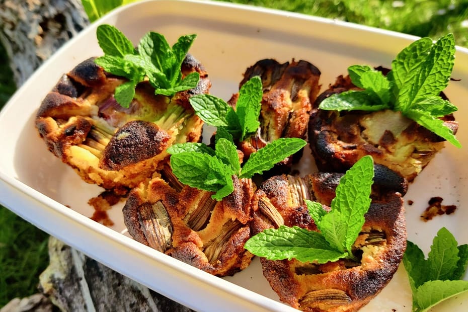 En dejlig snack til en lille udflugt - Mandel- og rabarbermazarinkager - Her med mynte på toppen. Det giver lidt ekstra friskhed til den syrlige og søde kage. Billedet er taget af Zelina Elex Petersen. Rabarber- og mandelmazarinkage. Snack opskrifter til skovtur. Ildfugl.com