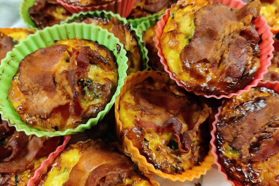 Små omeletter - eller æggekager er geniale til udflugten. De bages i muffinforme og kan sagens tages med på tur som et lille mellemmåltid, eller som en del af en frokost i det grønne. Udflugtsmad, blog, ildfugl.com